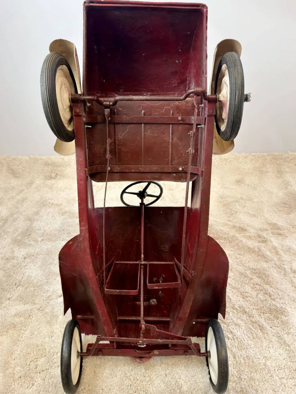 Ancienne voiture à pédales pour enfant en tôle rouge – années 1930
