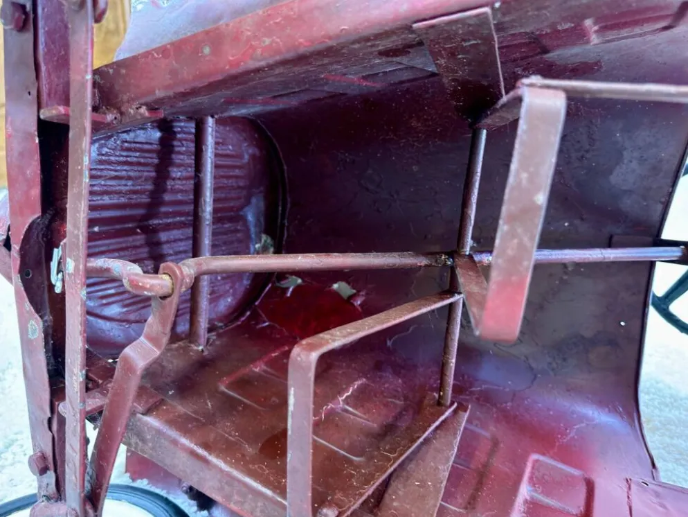 Ancienne voiture à pédales pour enfant en tôle rouge – années 1930