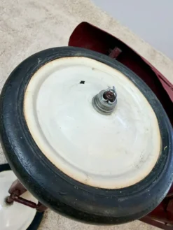 Ancienne voiture à pédales pour enfant en tôle rouge – années 1930