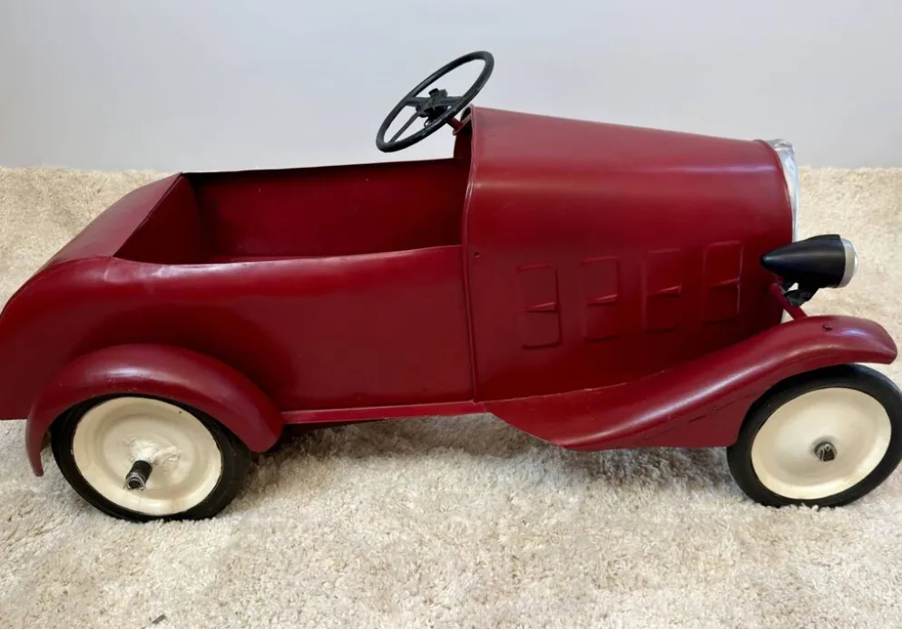 Ancienne voiture à pédales pour enfant en tôle rouge – années 1930