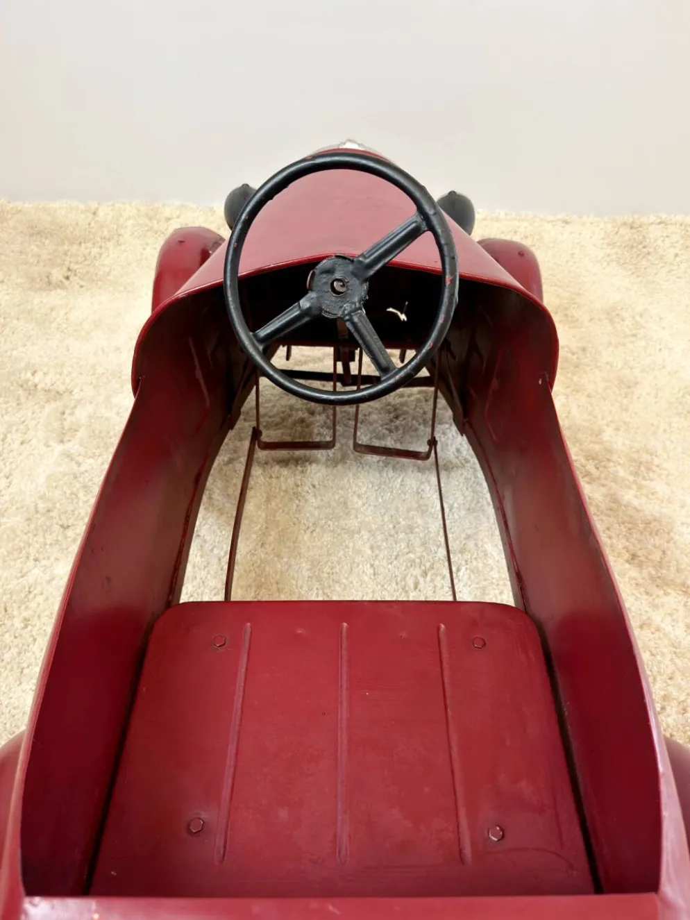 Ancienne voiture à pédales pour enfant en tôle rouge – années 1930