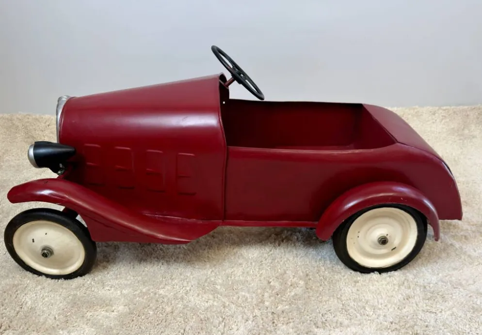 Ancienne voiture à pédales pour enfant en tôle rouge – années 1930