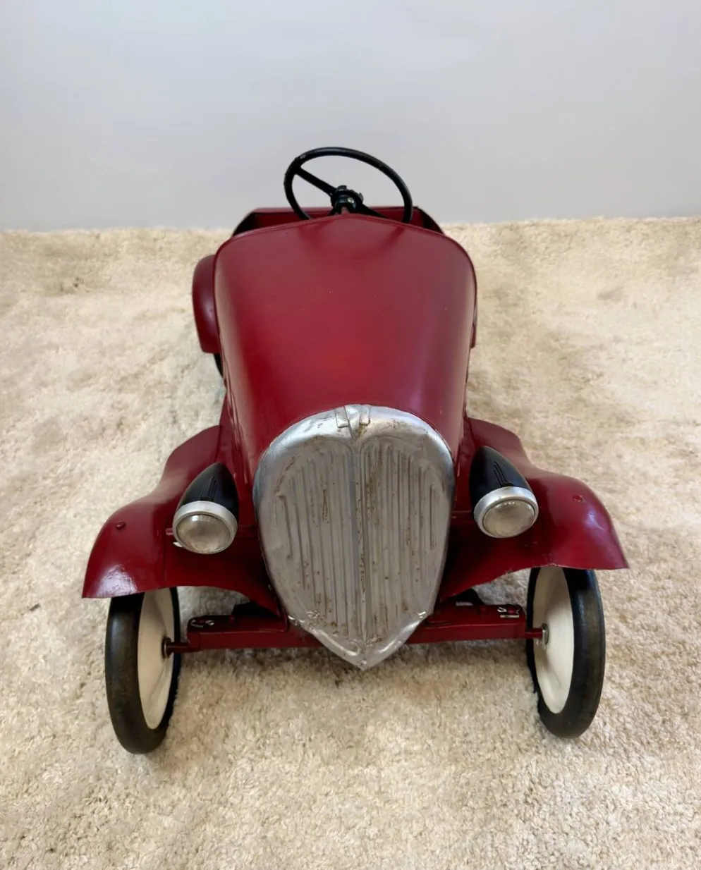 Ancienne voiture à pédales pour enfant en tôle rouge – années 1930