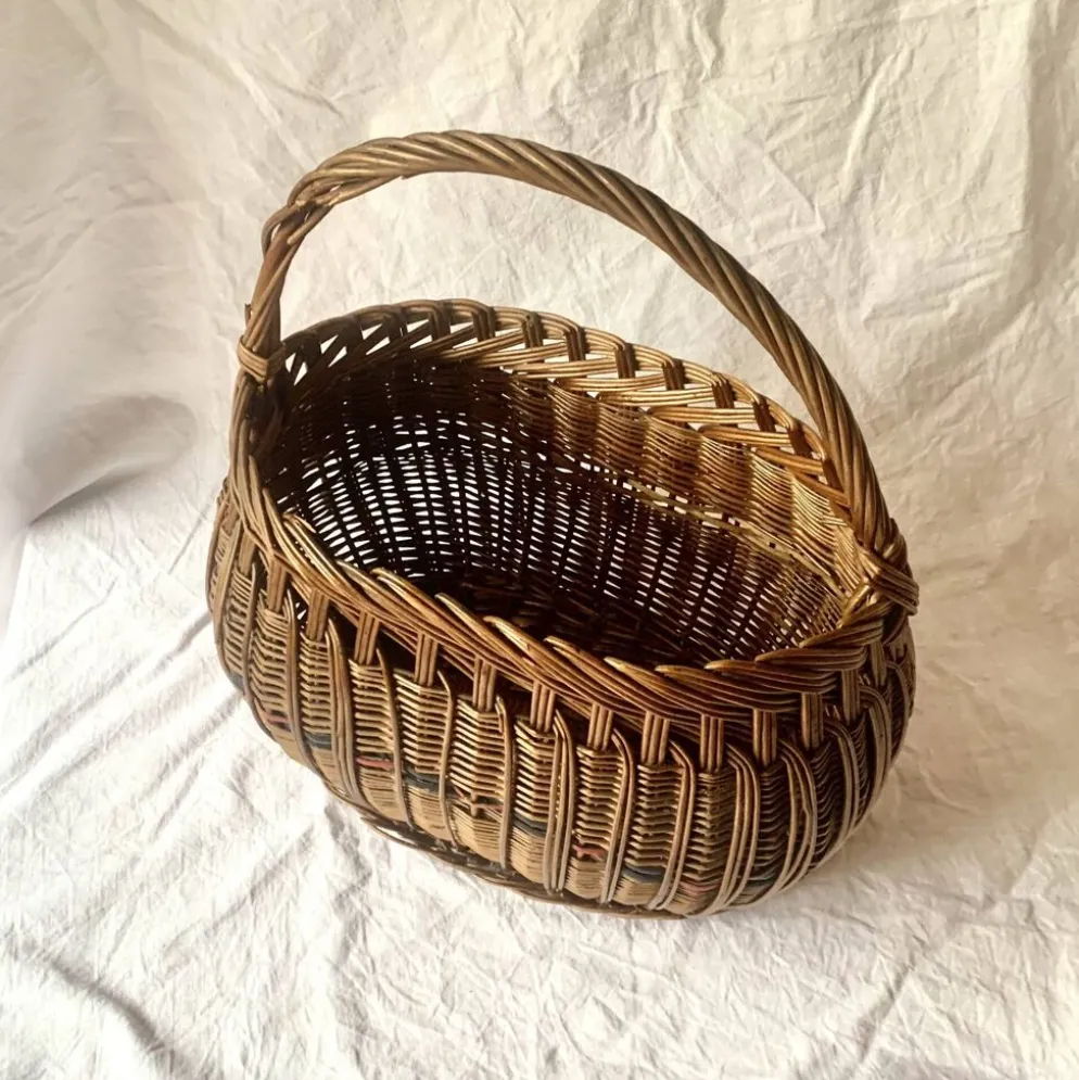 Ancien panier en osier tressé et scoubidou