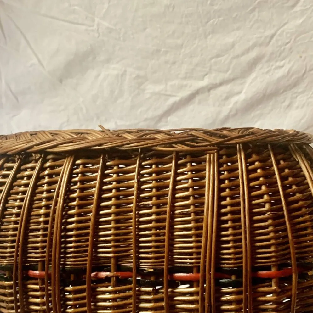 Ancien panier en osier tressé et scoubidou
