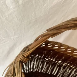 Ancien panier en osier tressé et scoubidou