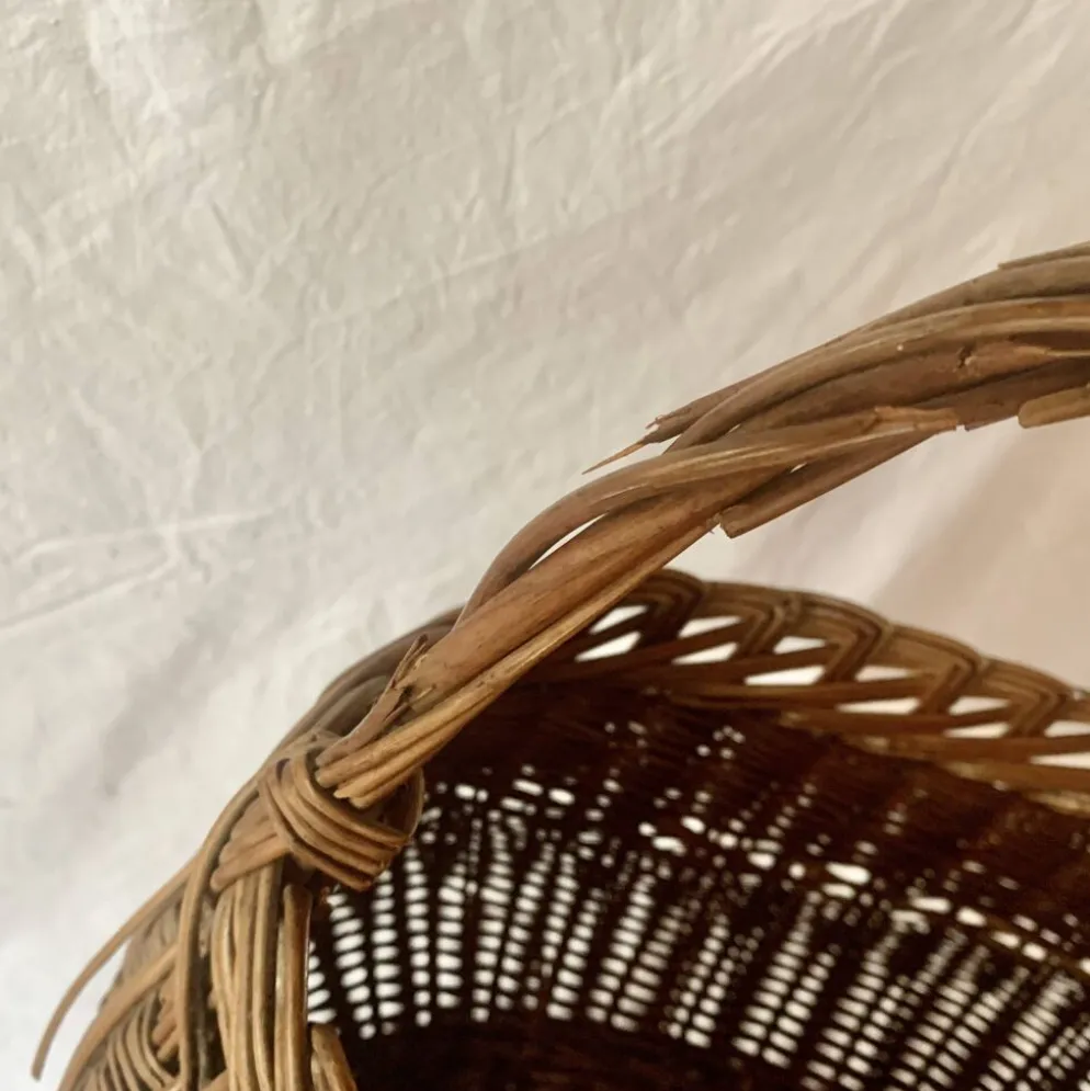 Ancien panier en osier tressé et scoubidou