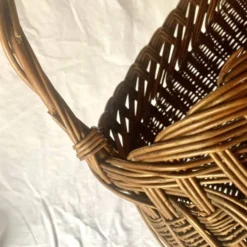 Ancien panier en osier tressé et scoubidou