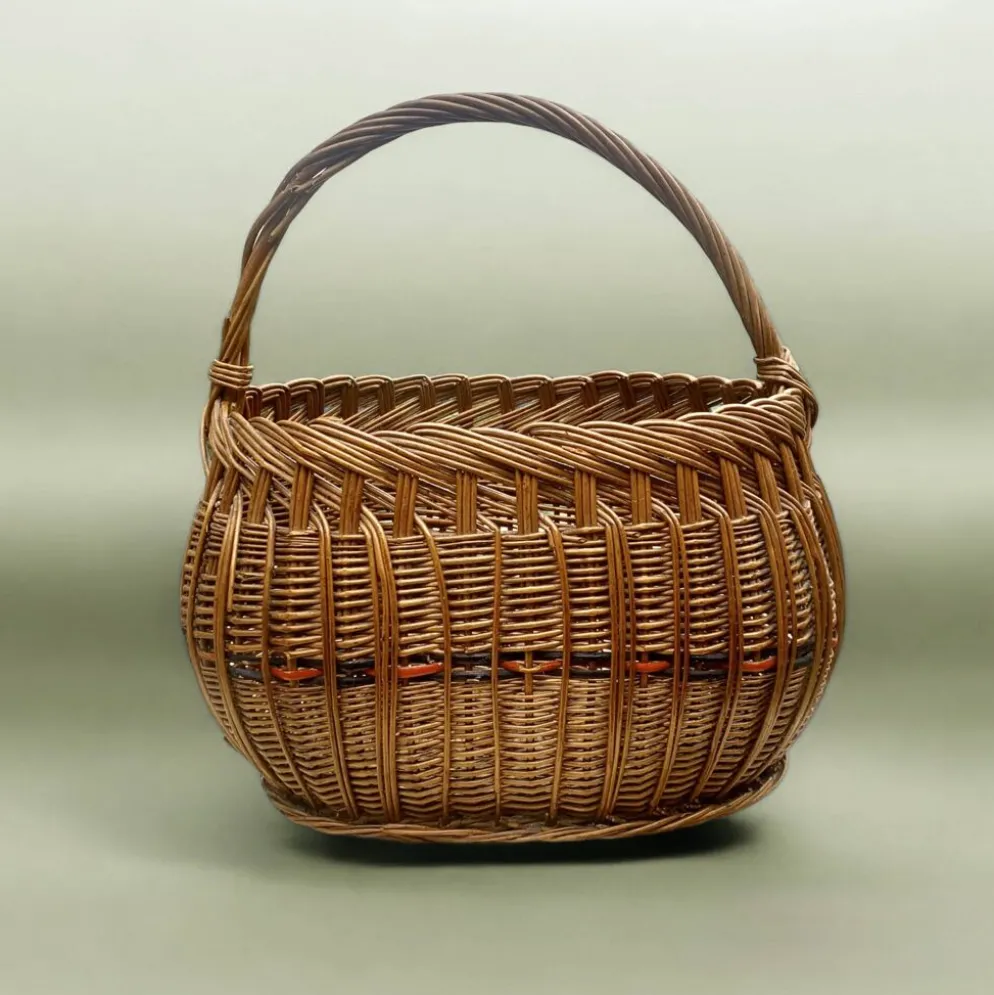 Ancien panier en osier tressé et scoubidou