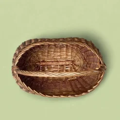 Ancien panier en osier tressé et scoubidou