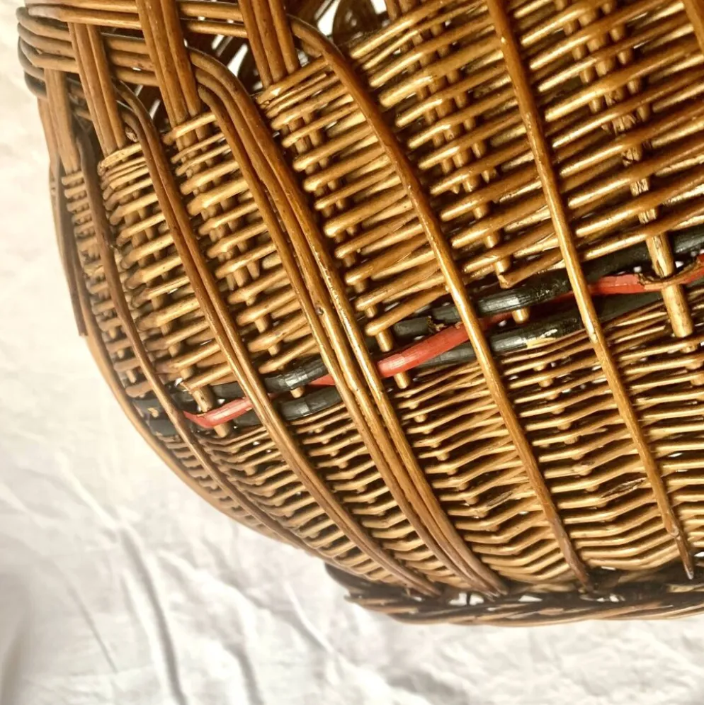 Ancien panier en osier tressé et scoubidou