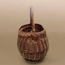 Ancien panier en osier tressé et scoubidou