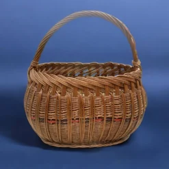 Ancien panier en osier tressé et scoubidou