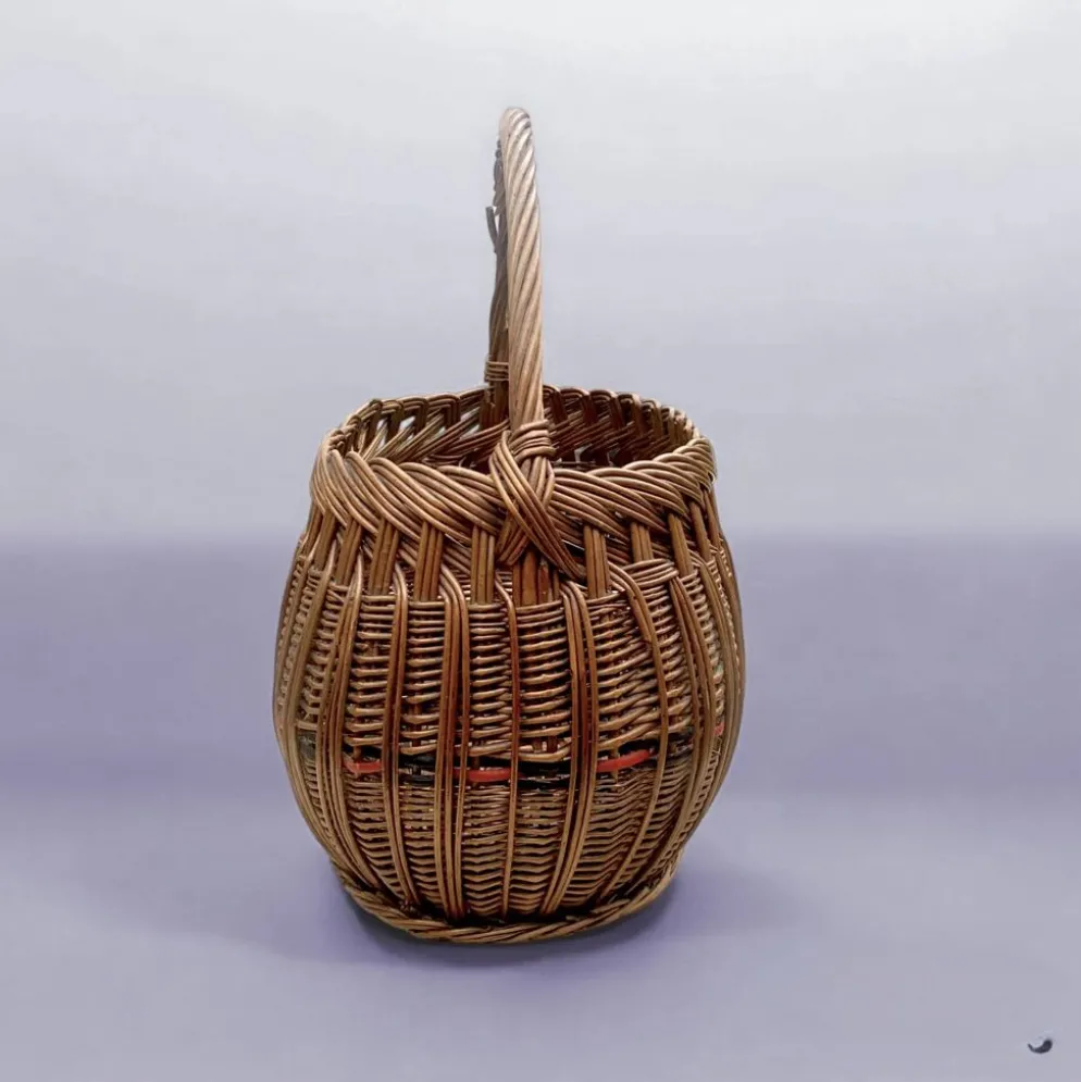 Ancien panier en osier tressé et scoubidou