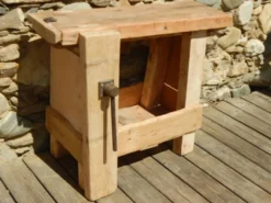 Ancien petit établi de cordonnier plein de charme