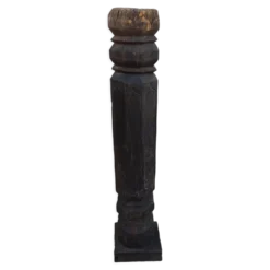 Ancien pilier en bois sur socle