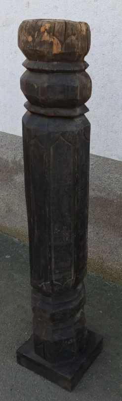 Ancien pilier en bois sur socle