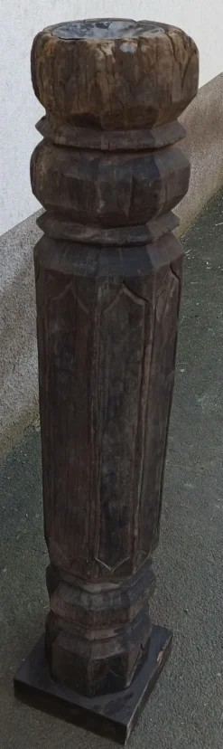 Ancien pilier en bois sur socle