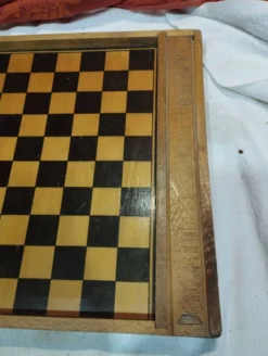ancien plateau de jeu en bois : petits chevaux et jeu de dames