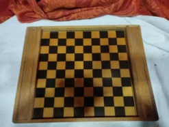 ancien plateau de jeu en bois : petits chevaux et jeu de dames