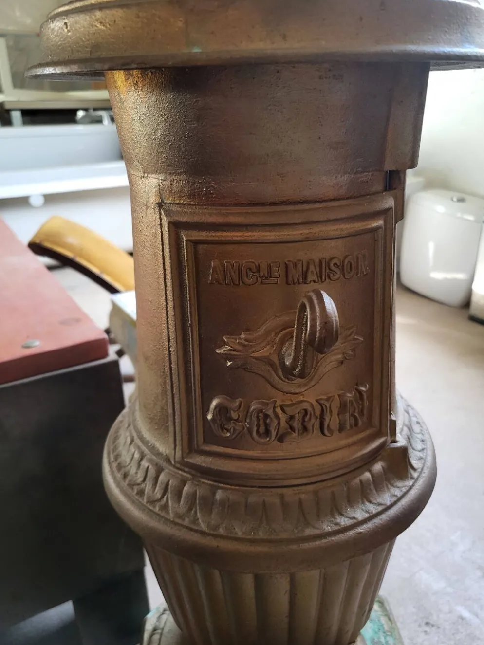 Ancien poêle Godin en fonte.
