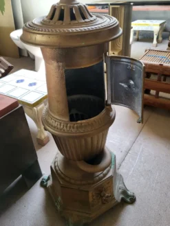 Ancien poêle Godin en fonte.