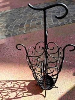 Ancien porte-parapluie en fer forgé pour hall d'entrée, déco vintage