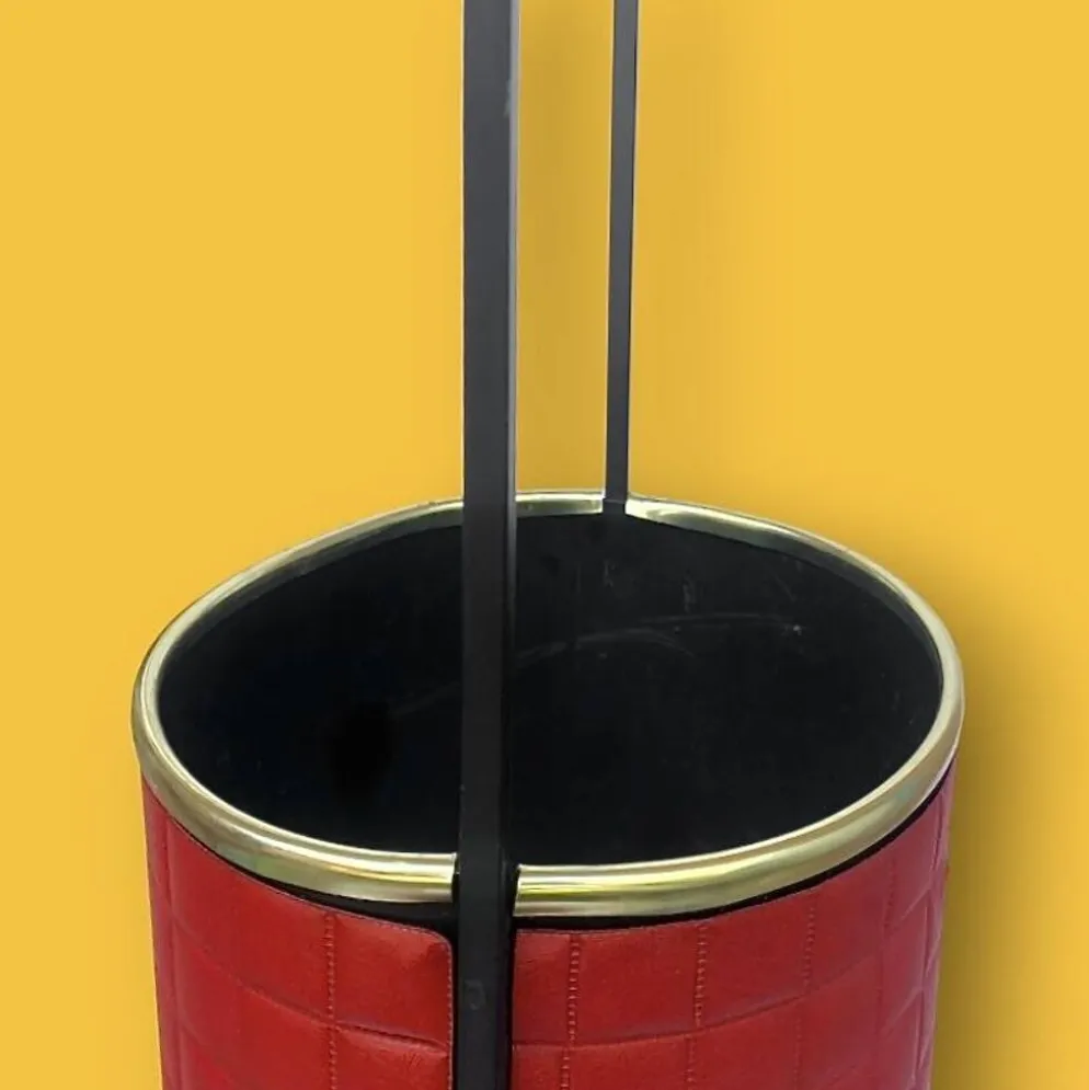 Ancien porte-parapluie en fer forgé et Skaï rouge – années 60