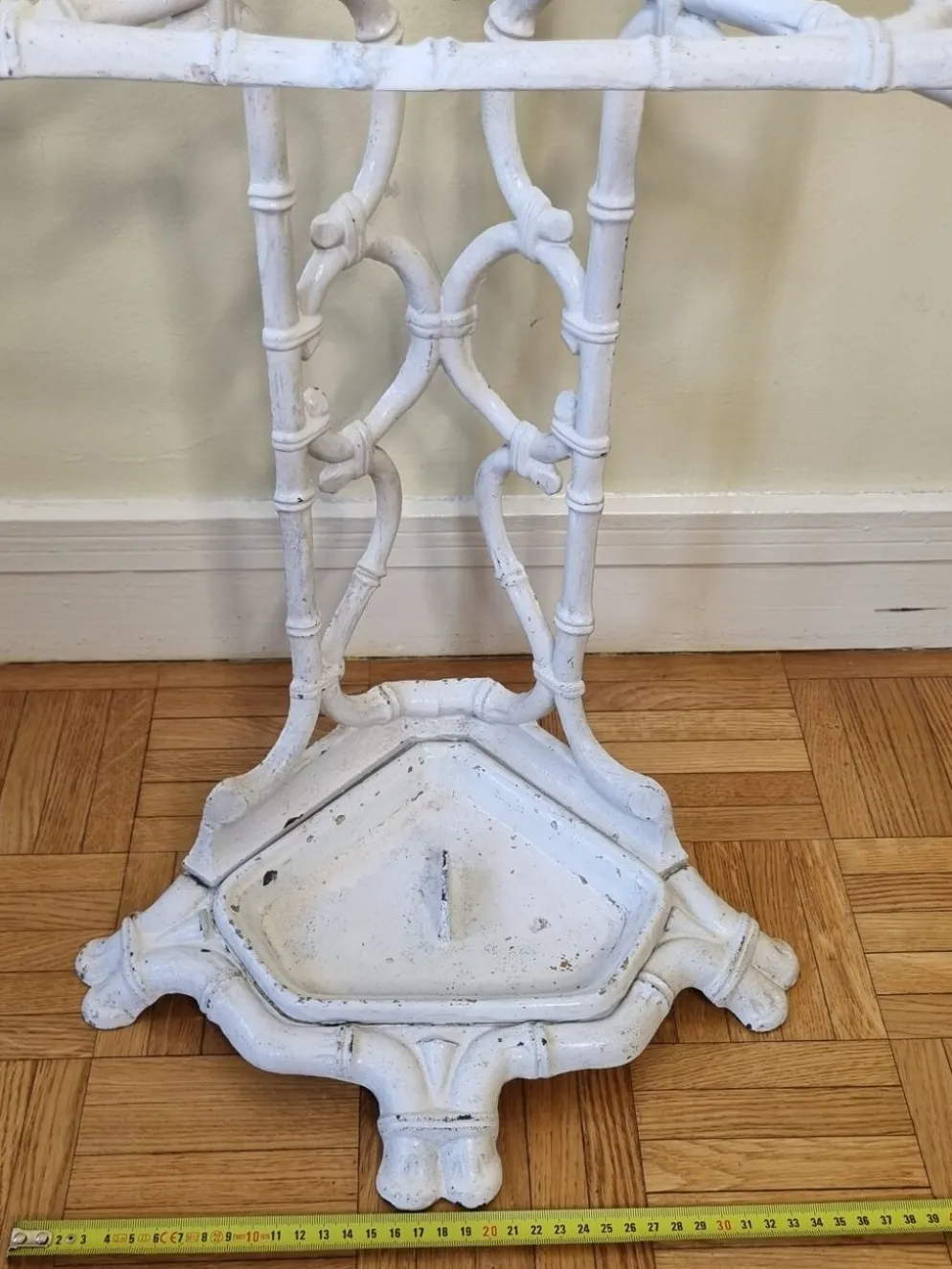 Ancien porte-parapluie victorien, fin XIXème en fonte laqué blanc