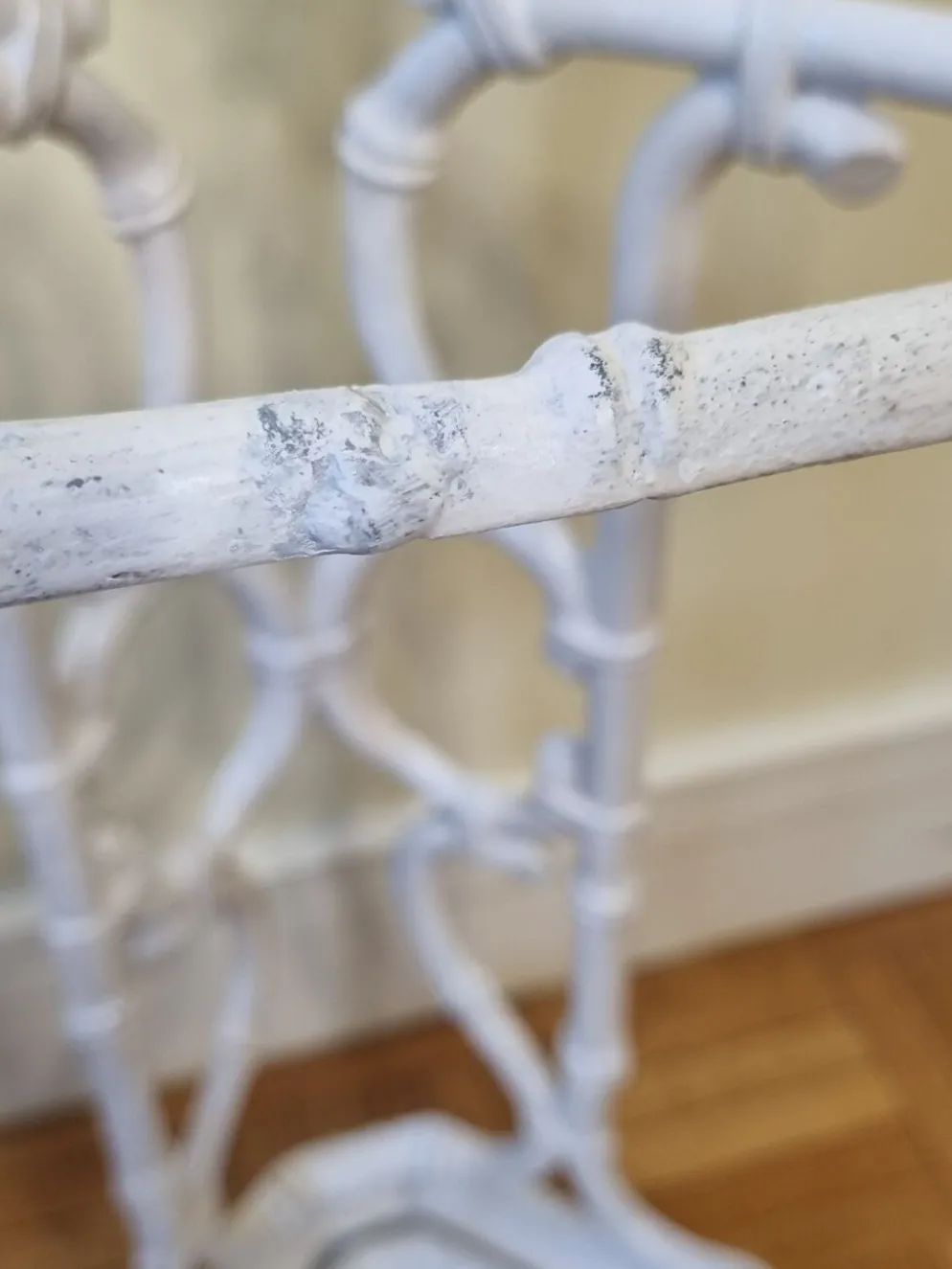 Ancien porte-parapluie victorien, fin XIXème en fonte laqué blanc