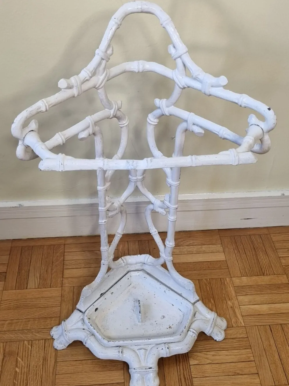 Ancien porte-parapluie victorien, fin XIXème en fonte laqué blanc