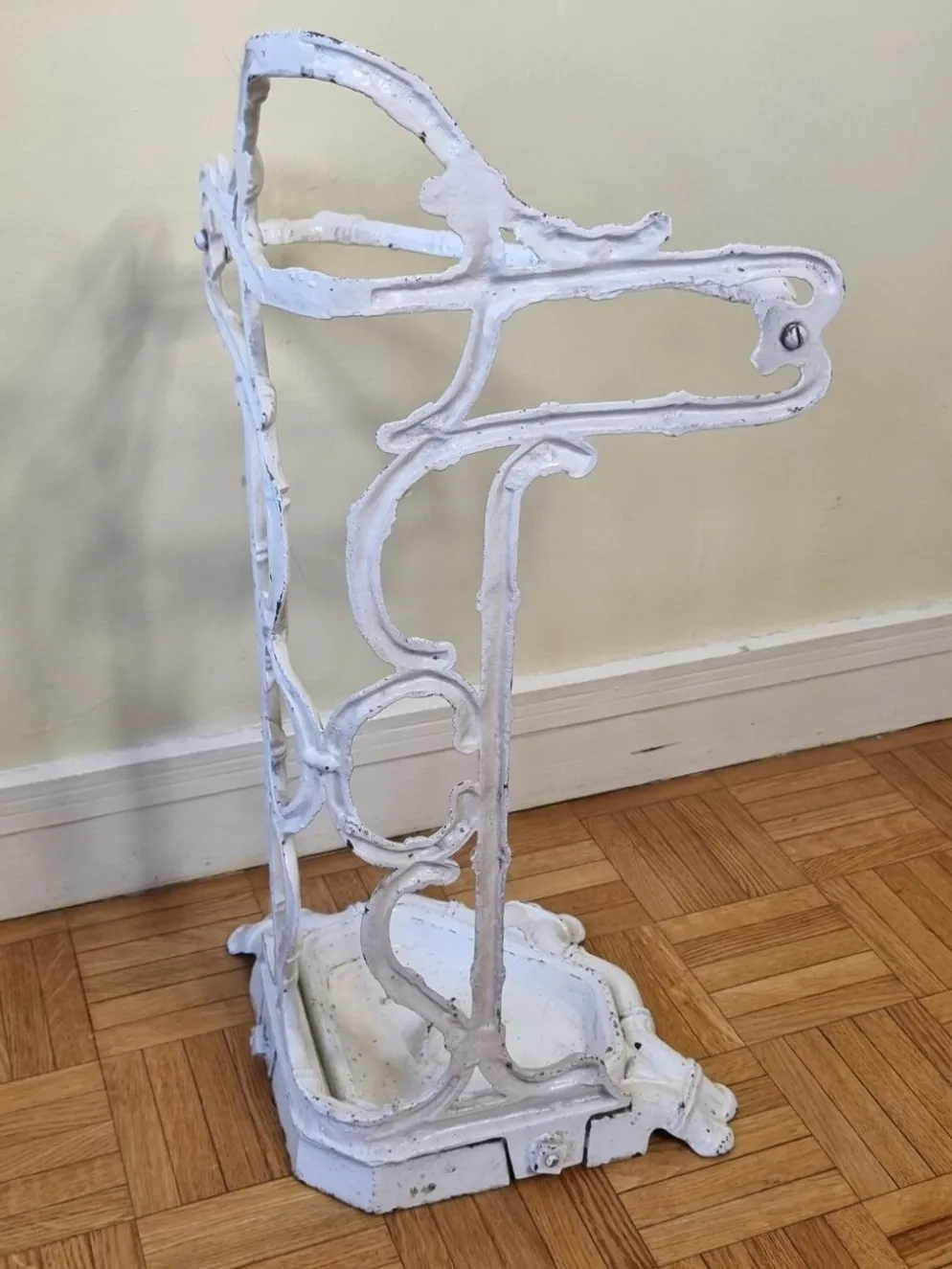 Ancien porte-parapluie victorien, fin XIXème en fonte laqué blanc