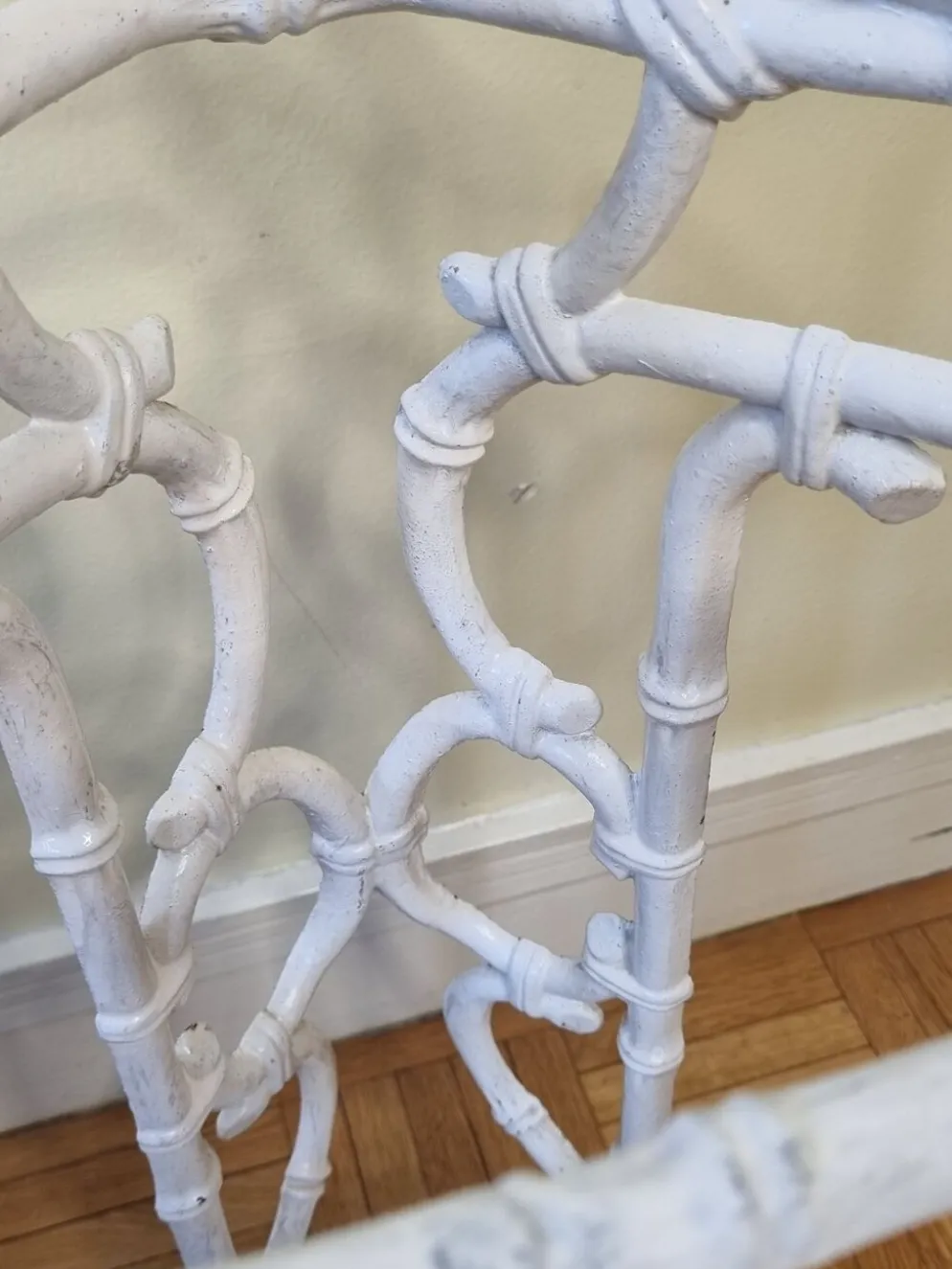 Ancien porte-parapluie victorien, fin XIXème en fonte laqué blanc