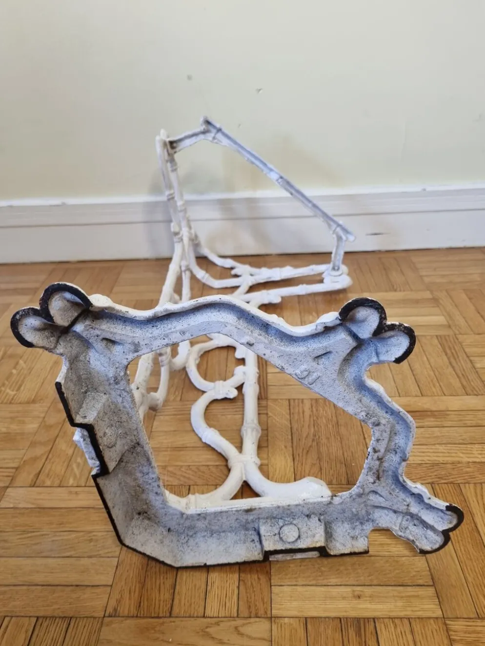 Ancien porte-parapluie victorien, fin XIXème en fonte laqué blanc