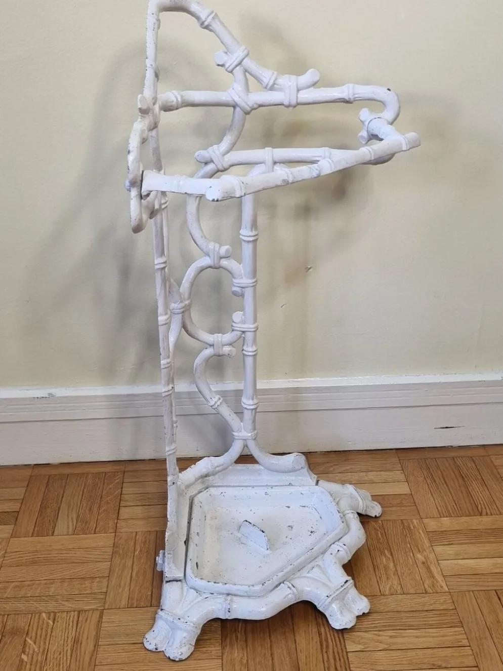 Ancien porte-parapluie victorien, fin XIXème en fonte laqué blanc
