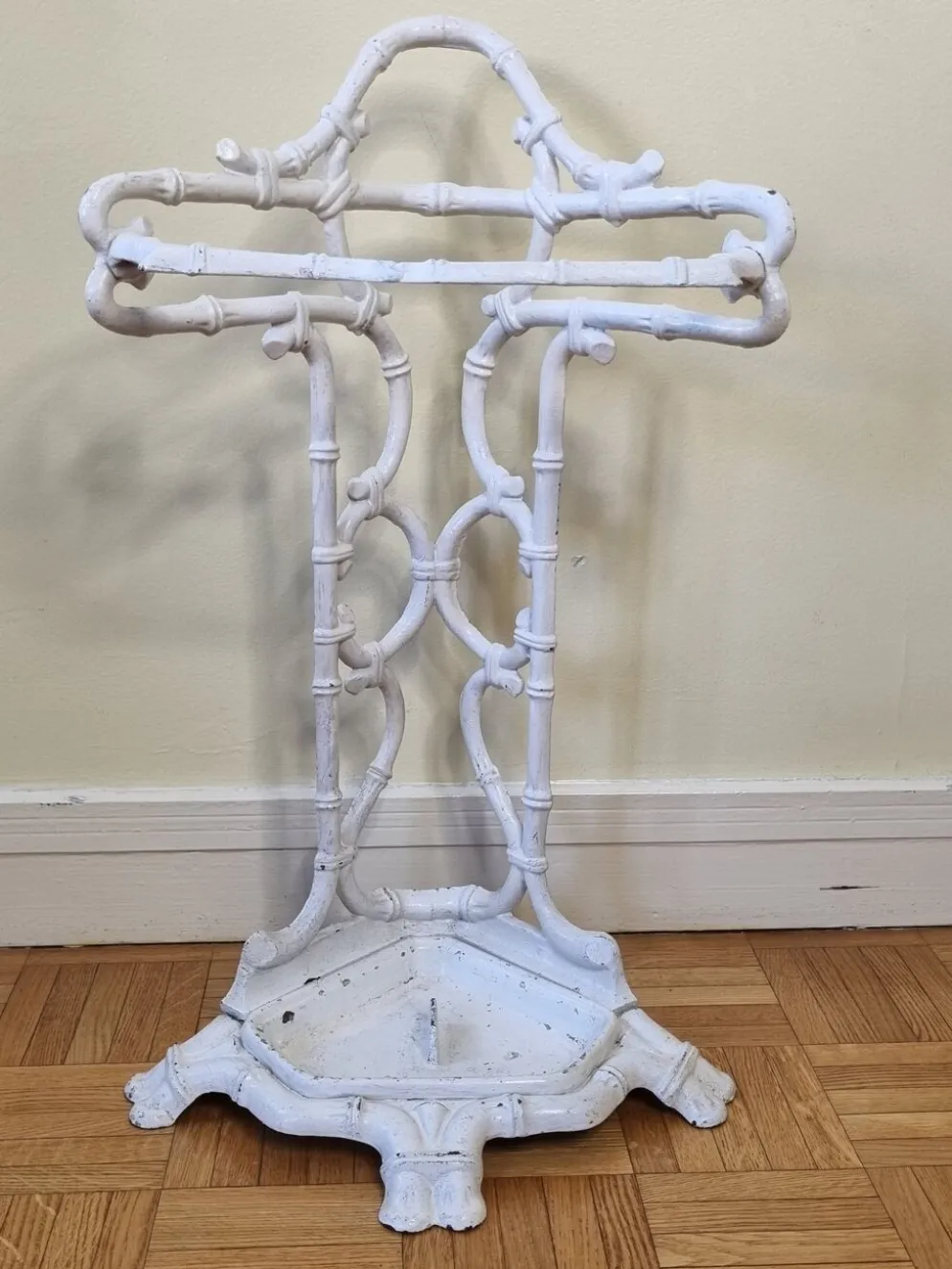 Ancien porte-parapluie victorien, fin XIXème en fonte laqué blanc