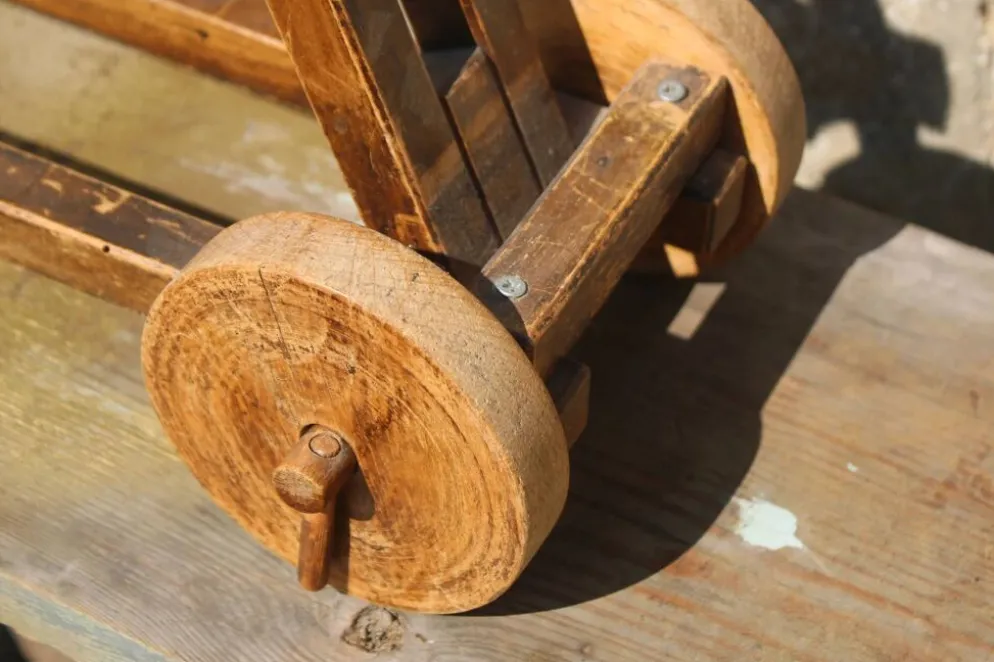 Ancien trotteur pour enfant en bois – Youpala réglable vintage