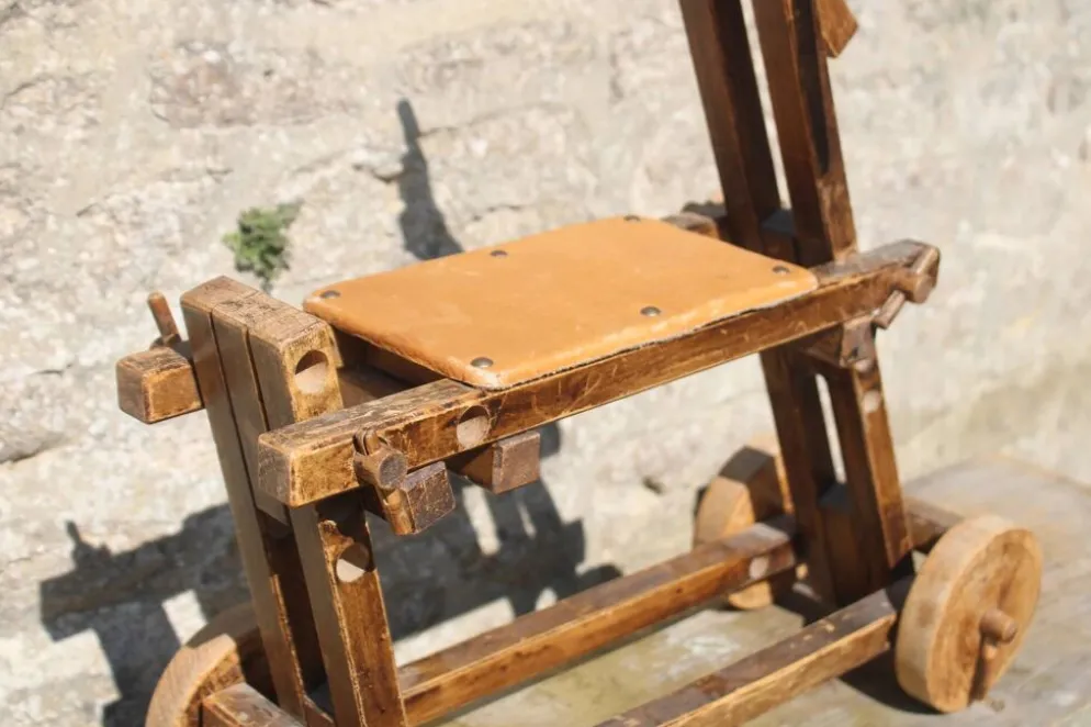 Ancien trotteur pour enfant en bois – Youpala réglable vintage