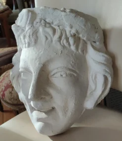 Ancien visage en plâtre décor antique