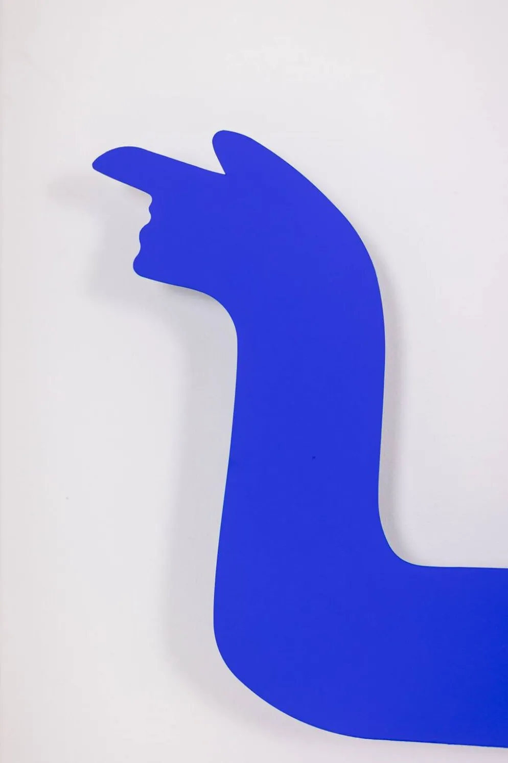 Antonine de Saint Pierre Panneau en métal laqué bleu. Contemporain