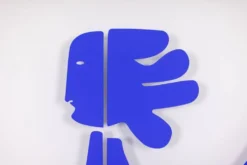 Antonine de Saint Pierre Panneau en métal laqué bleu. Contemporain