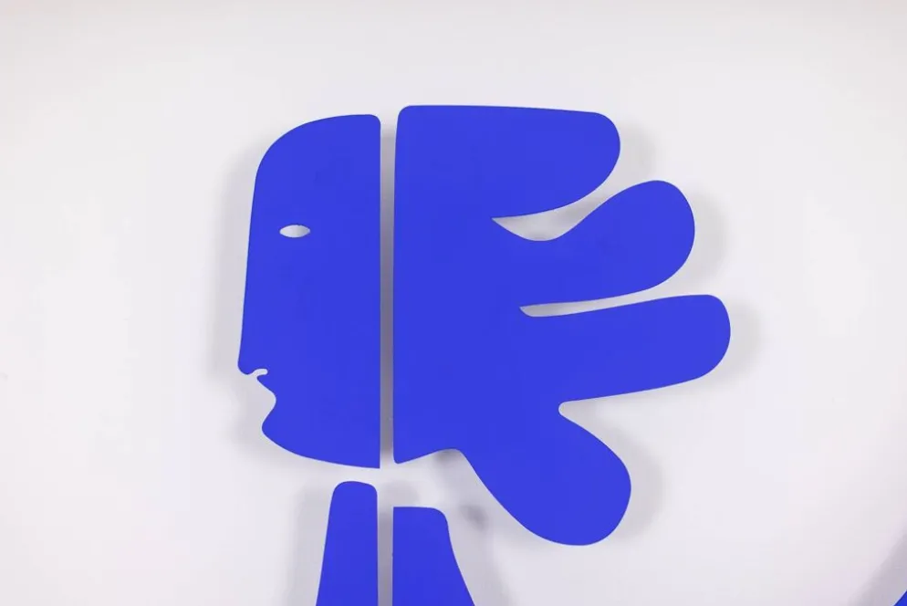 Antonine de Saint Pierre Panneau en métal laqué bleu. Contemporain