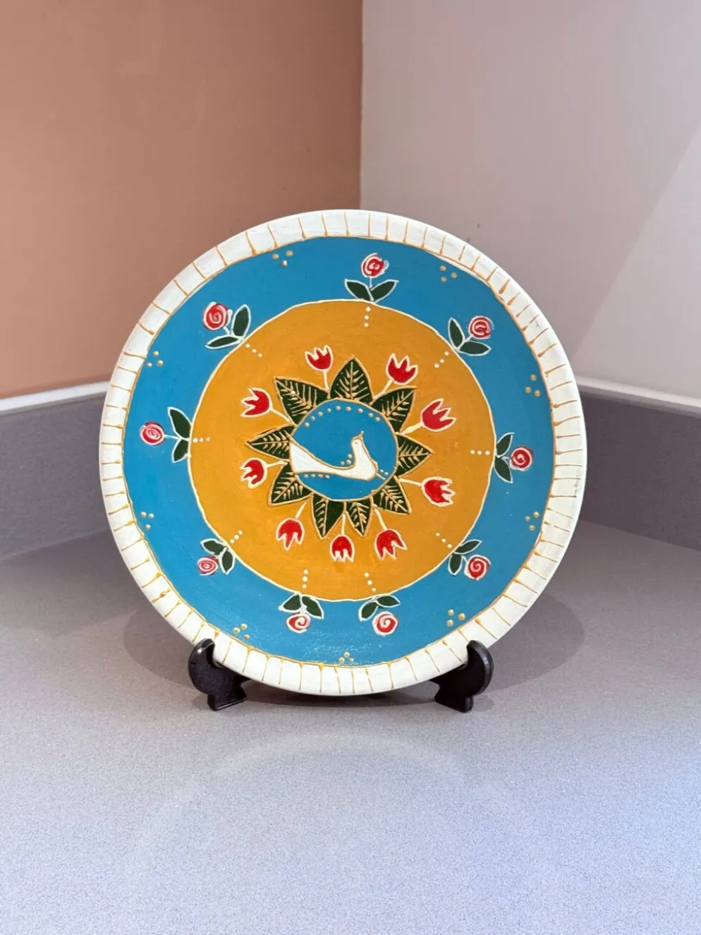 Assiette décorative en céramique peinte à la main avec un design folklorique de colombe et de fleurs