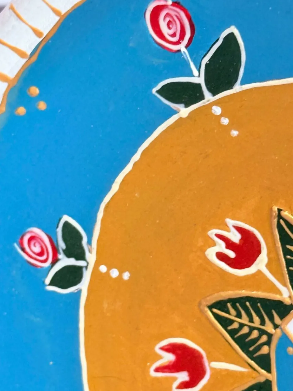 Assiette décorative en céramique peinte à la main avec un design folklorique de colombe et de fleurs