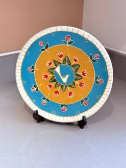Assiette décorative en céramique peinte à la main avec un design folklorique de colombe et de fleurs