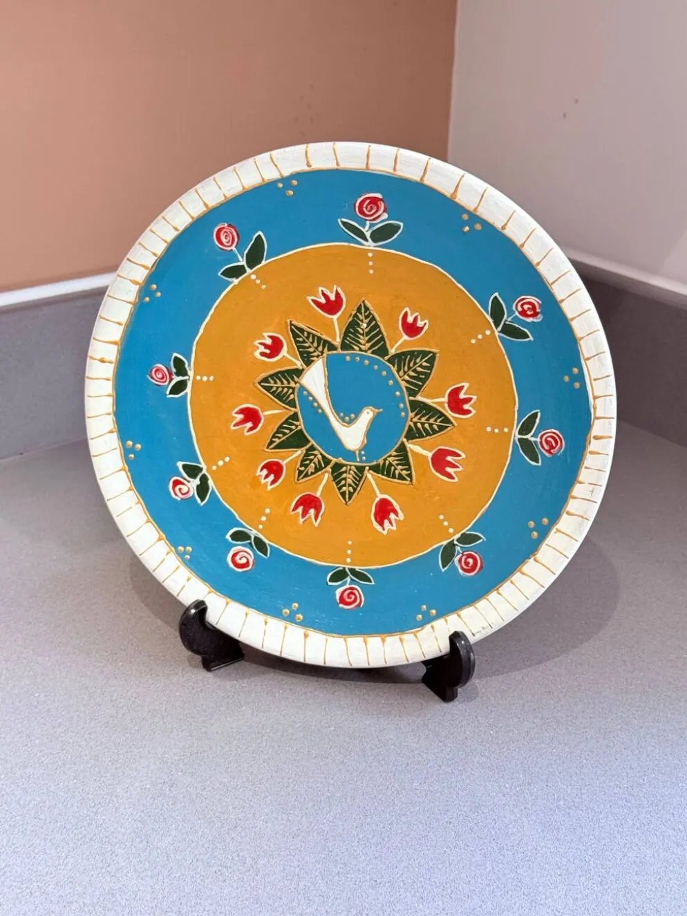 Assiette décorative en céramique peinte à la main avec un design folklorique de colombe et de fleurs