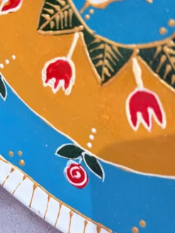 Assiette décorative en céramique peinte à la main avec un design folklorique de colombe et de fleurs