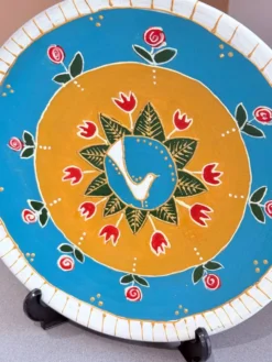Assiette décorative en céramique peinte à la main avec un design folklorique de colombe et de fleurs