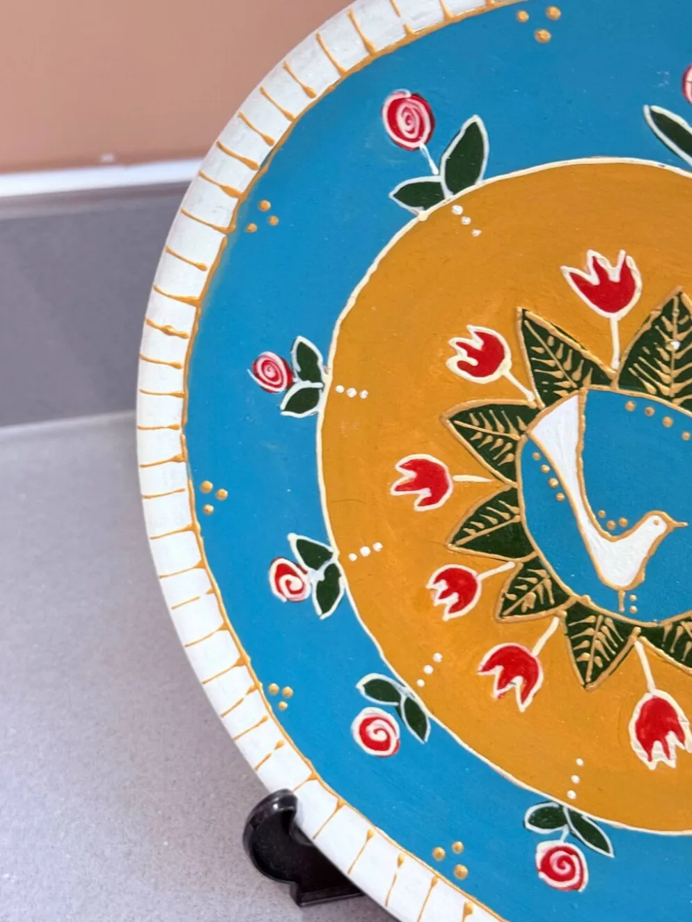 Assiette décorative en céramique peinte à la main avec un design folklorique de colombe et de fleurs