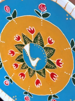 Assiette décorative en céramique peinte à la main avec un design folklorique de colombe et de fleurs